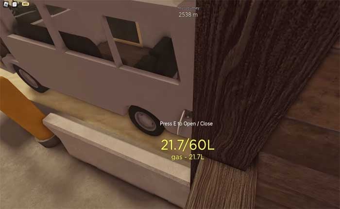 Robar gasolina de una tienda en un viaje polvoriento